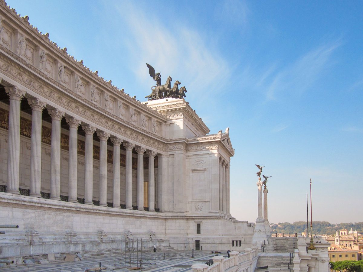 Colonnato del vittoriano, oggetto di restauro filologico e di un'attività di impermeabilizzazione di scale e terrazze