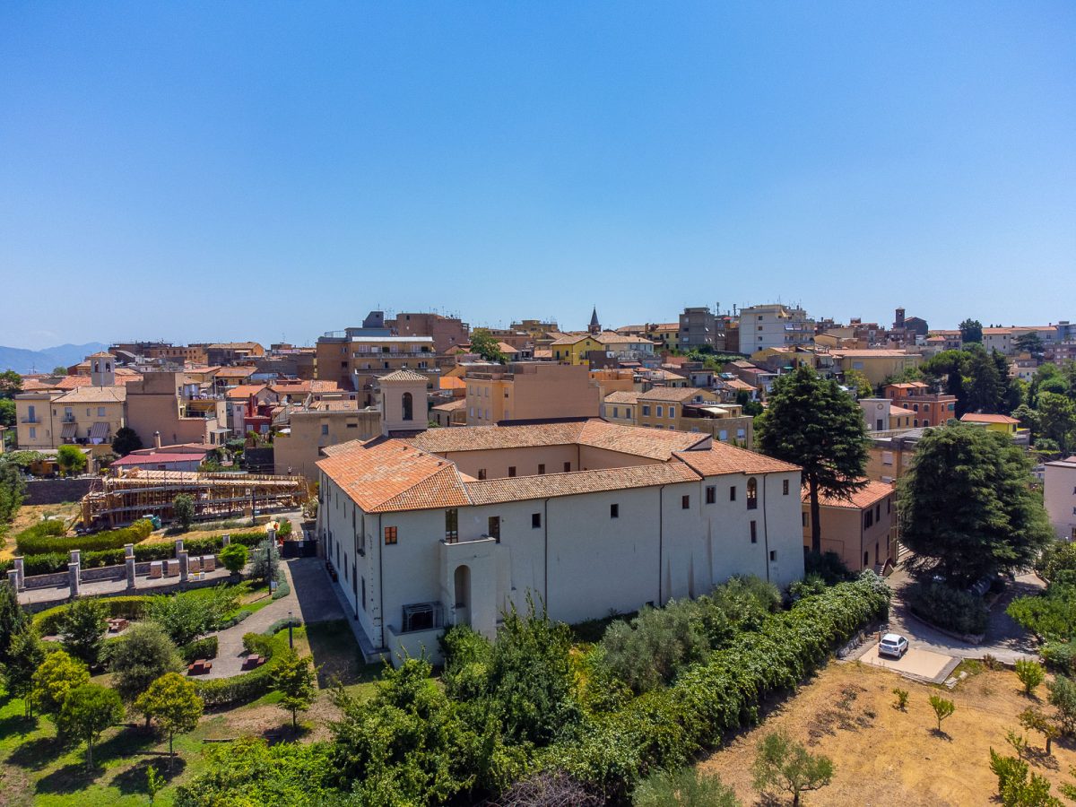Vista laterale, leggermente rialzata, della Casa delle Culture presso l'ex Convento del Carmine, che è stata oggetto di un importante intervento di restauro architettonico dopo 50 anni di abbandono