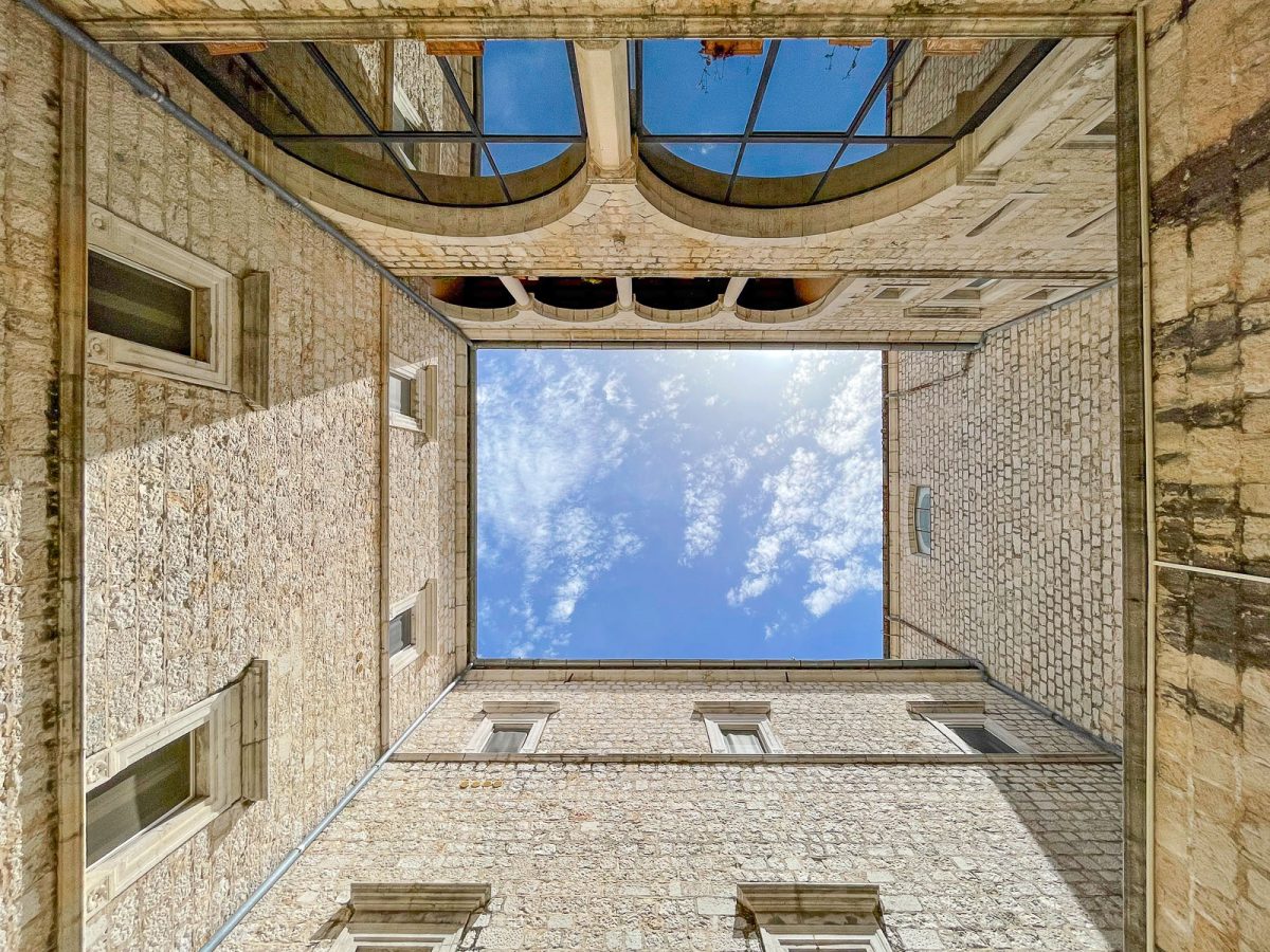 Vista sul cortile interno dell'Abbazia di Montecassino, nella cui biblioteca si sono concentrati i lavori di manutenzione straordinaria messi in atto da Edilerica