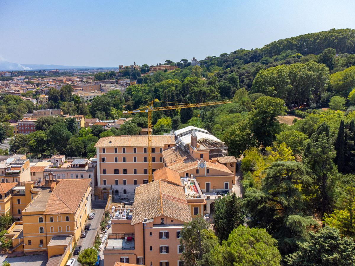 Villa Lante vista dall'alto, oggetto di lavori di riqualificazione edilizia ancora in corso