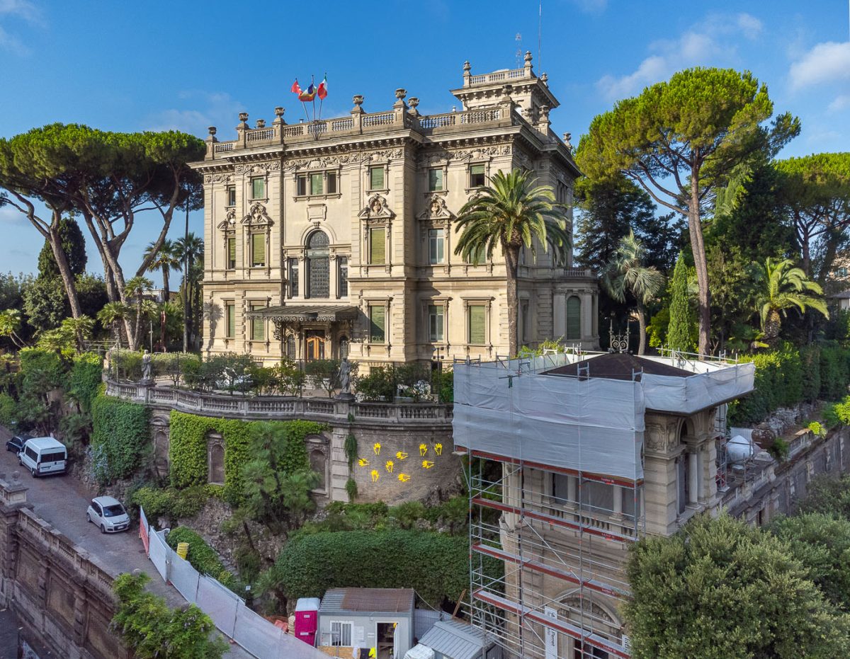 Villa Maraini vista nella sua interezza da un particolare angolo, si tratta di uno dei progetti seguiti da Edilerica, dove l'impresa edile ha realizzato un intervento di ristrutturazione edilizia sull'ingresso della dimora